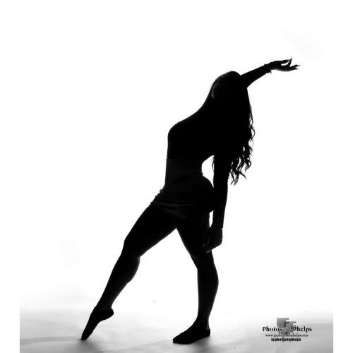 Was on that silhouette challenge way before… with @natural_alyza    #silhouette  #silhouettechallenge #photosbyphelps  #imakeprettypeopleprettier #slimthick #dancermoves #thickthighs #feet  www.jpphotosbyphelps.com  (at House of Photography Studio)