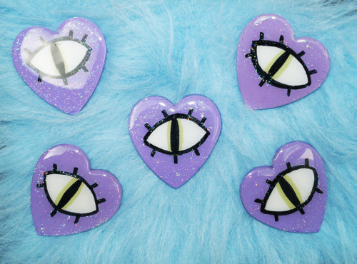 crybabyclubetsy:lilac EYEBALL handpainted glitter heart brooches xo These brooches will follow you