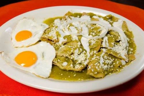 lapinchecanela:  Enchiladas, enmoladas, chilaquiles y enfrijoladas.    Food porn