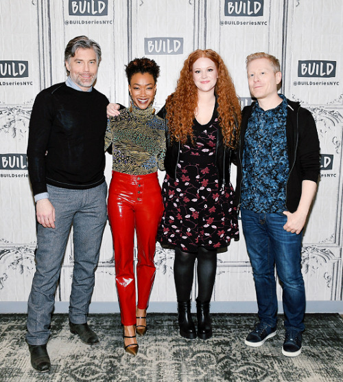ansonmountdaily:Anson Mount, Sonequa Martin-Green, Mary Wiseman and Anthony Rapp doing a Star Trek: 