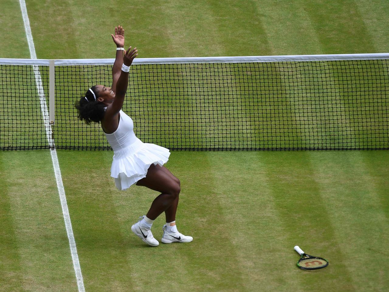 nerd-utopia:  Serena Williams beats Angelique Kerber 7-5, 6-3 in Wimbledon final