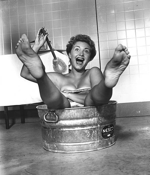 almavio: Weegee (Arthur Fellig, 1899 – 1968), Woman in a wash tub, mid 20th century