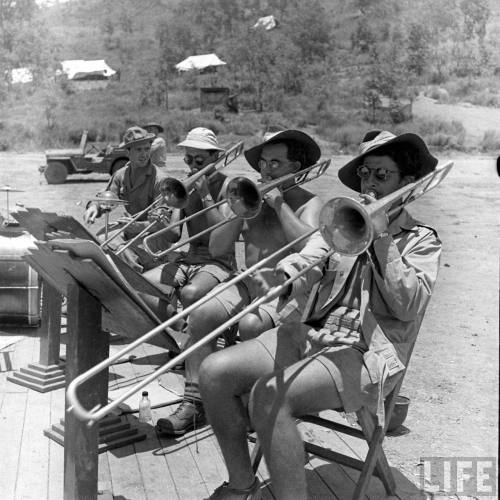 Band rehearsal(Myron Davis. 1943)