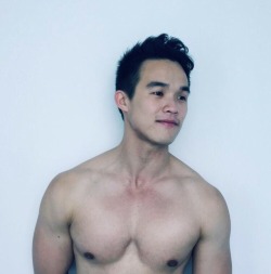 dydylan90:  Jasper Ng Ye Lun looking fine as hell. Don’t you wanna brush your palms against his nipples from behind and pinch them when they’re hard? Would be fucking hot to see that face blush 😝