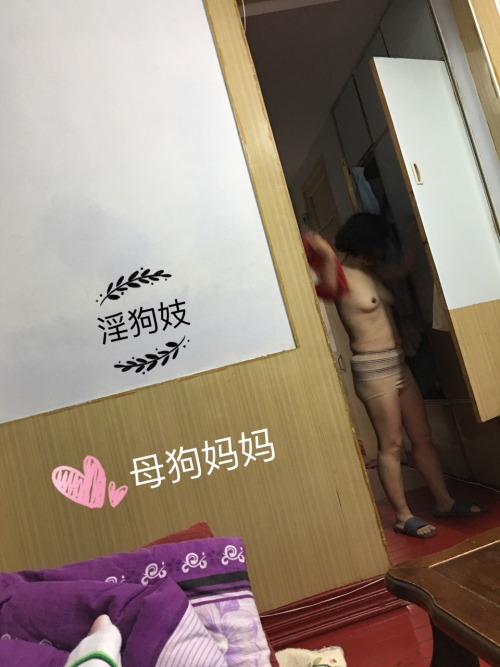 ccdjb: 骚母狗的妈妈，两个房子照的，奶子比母狗大多了，没事瞎拍的，在家穿的非常骚，从来不注意，估计我的母狗就遗传她了，而且她还有自己的自慰器噢，骚不骚可以自己看，纯正的熟女，熟女，胸罩内裤都特别