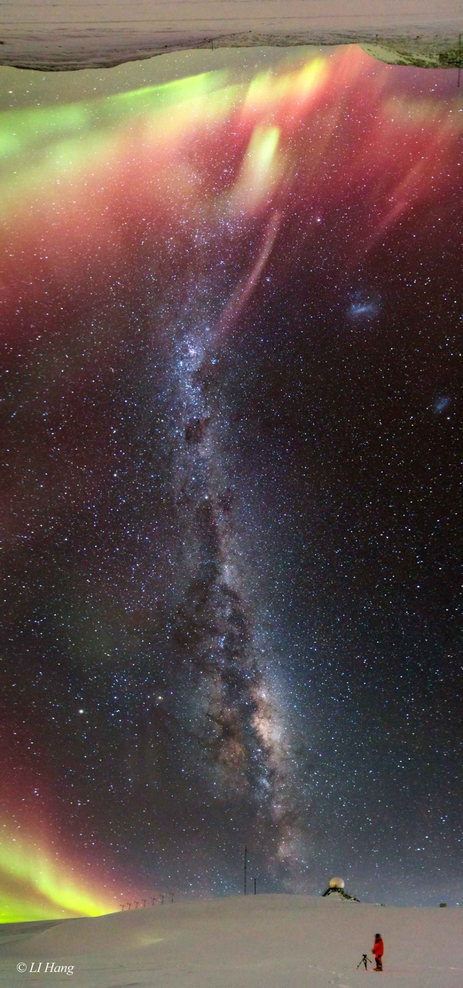 space-pics:  Milky Way and Aurora over Antarctica.