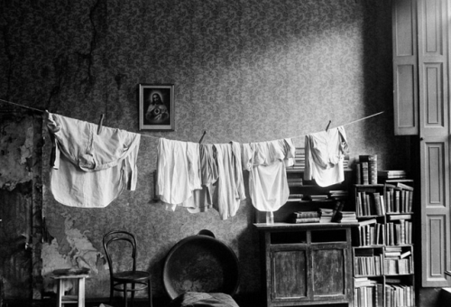 Erich Hartmann - Tenement Room, Dublin (1964).