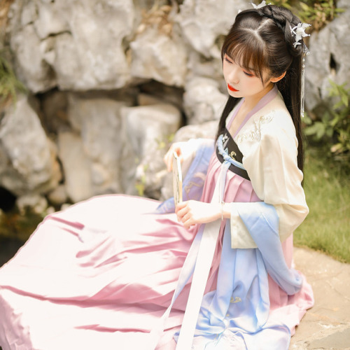 hanfugallery:Traditional Chinese hanfu by 流烟昔泠