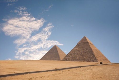 Giza Plateau, ca. 2500s BC: Pyramid of Khafre (right) and Pyramid of Khufu (left), the oldest of the