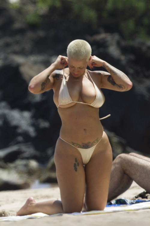 toplessbeachcelebs:  Amber Rose (Model) topless on the beach in Maui (March 2015)  Yup