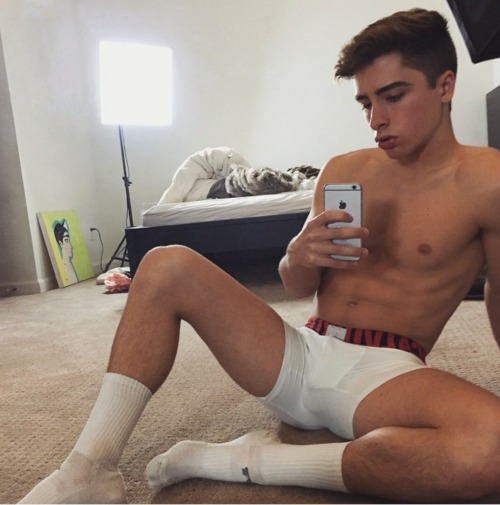 guysinshortsandsocks:  You know they are hot!