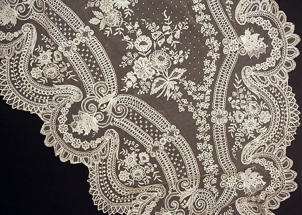 treasures-and-beauty:Lace mitts and train from a wedding ensemble, British, 1923.