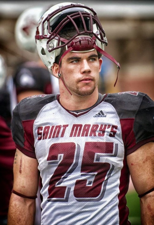 mikeyyyy93:  nyrammer:  Football jock  Holy shit💜💜💜