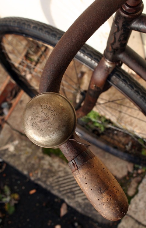 margadirube:blizzardofjj:1904 Terrot bicycle with cork grips