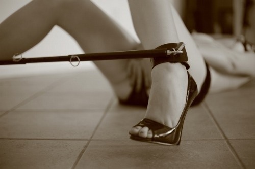 dom1natus:  thislilsubtx:  Spreader Bars!!👄  Nice way to see the wares and leave