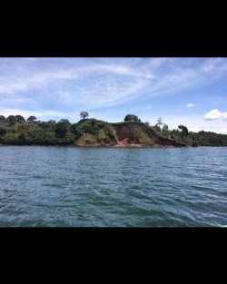 We went fishing and saw a bunch of celeb’s fincas including James a soccer player from Colombia’s National team.  #fishing #captaincolombia #famousfincas #Guatape #fishingseason2017  #fishingfortrout  #Colombia #SouthAmerica #🇨🇴 #lost #lostnachos