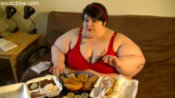 bavarian-fa:astrangefatlady: SSBBW Candy Godiva’s Venezuelan Sampler Feast @SSBBWBelly.com    Ich könnte ihr stundenlang beim Fressen zuschauen!