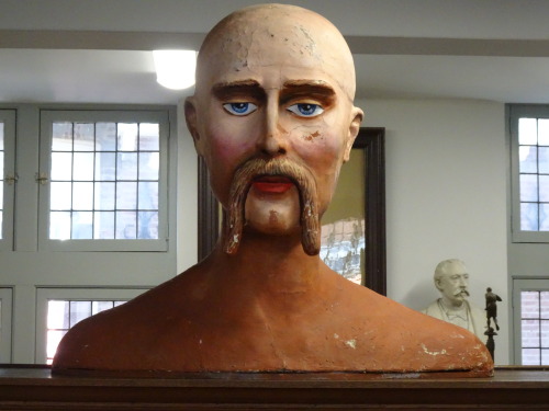 Tournai (Wallonie) - le Musée du Folklore tournaisien. Des éléments de Carnaval, des Géants de proce