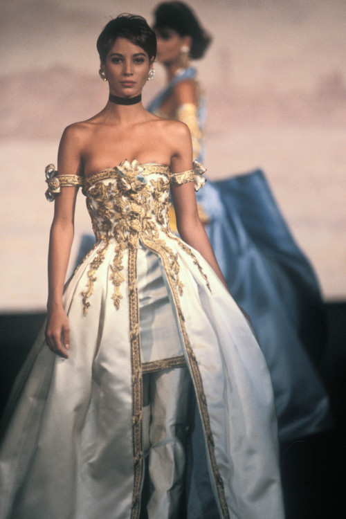 80s-90s-christy-turlington: Chanel HC F/W 1990 Model: Christy Turlington