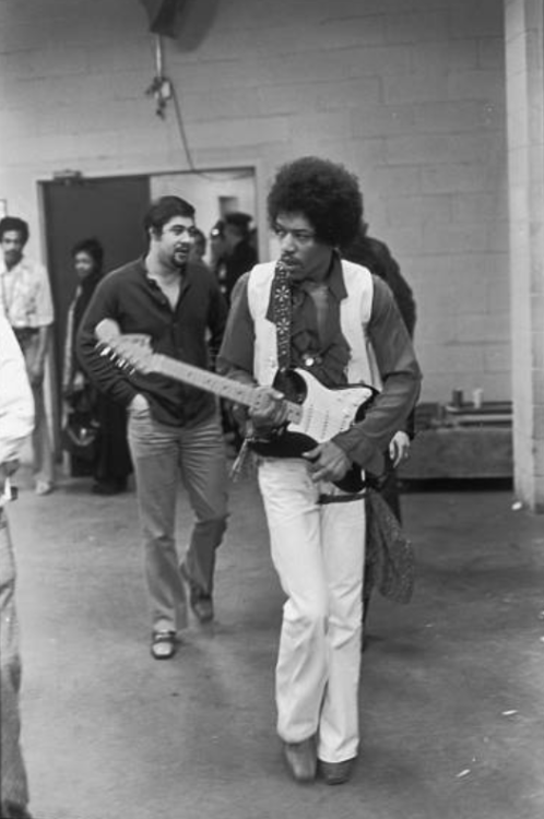 twixnmix:Jimi Hendrix and his girlfriend Devon Wilson backstage at the Winter Concert for Peace he