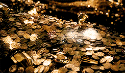 elvenking:  Who can you trust?Who can you trust? When everything, everything, everything you touch turns to    gold      GOLD        GOLD 