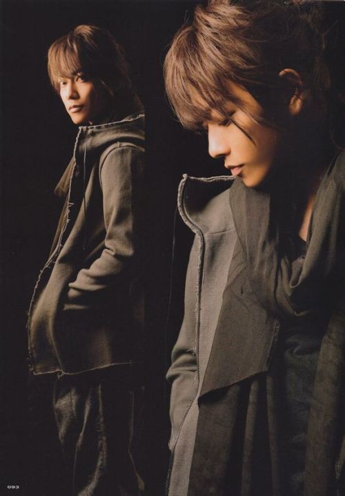pechumori: Takeru san with his Kenshin hair(Sorry, the magazine where these photos were taken was no