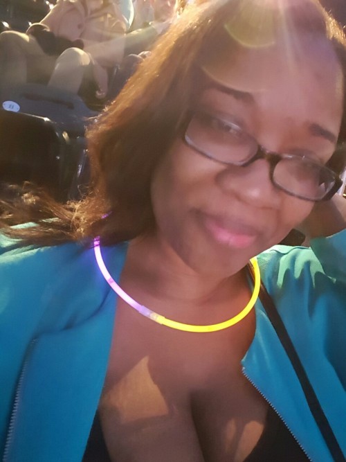 missbuttercupifurnasty:  Freezing, waiting on Beyonce last night 