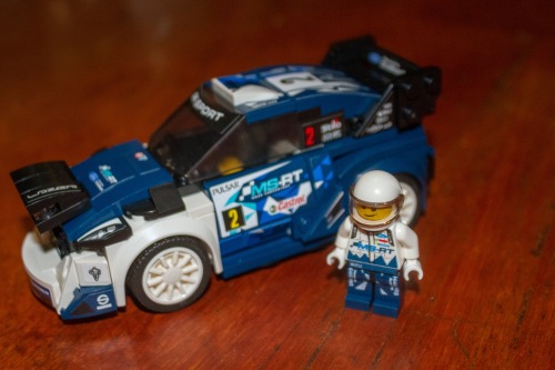 en esta cuarentena me puse a armar este Lego, es un Ford Fiesta WRC del equipo de Rally M-SportFue u