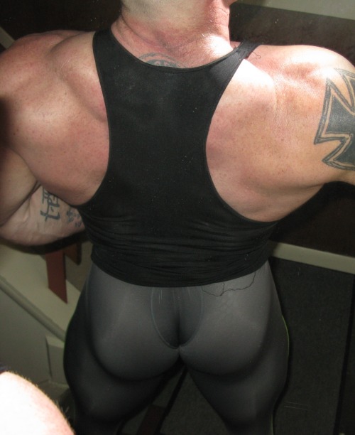 muscle1976:Busting out of lycra top to bottom