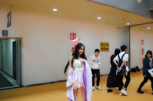 szstt:女装cos没被发现，可是还是好紧张 前排来围观小姐姐了=w=~zhenp8iaol