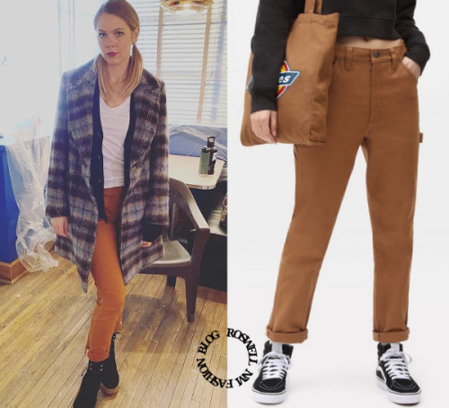 Who: Lily Cowles as Isobel EvansWhat: Dickies Duck Canvas Carpenter Pant - 67,40£Where: 3x09 “Tones 