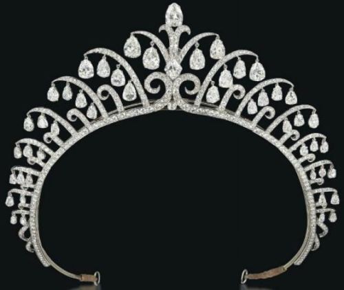 Art Deco tiara by Cartier, circa 1920 (via http://diamondsinthelibrary.com/amazing-art-deco-tiara-by