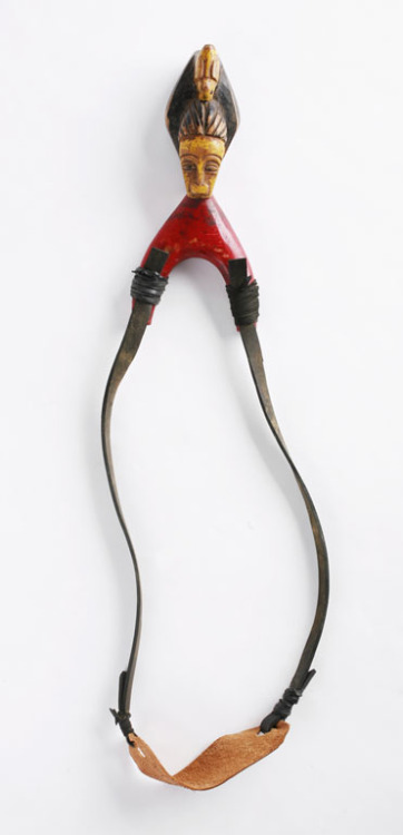 This Baoulé slingshot dates from the late 1980s/early 1990s. The Baoulé are one of the largest group