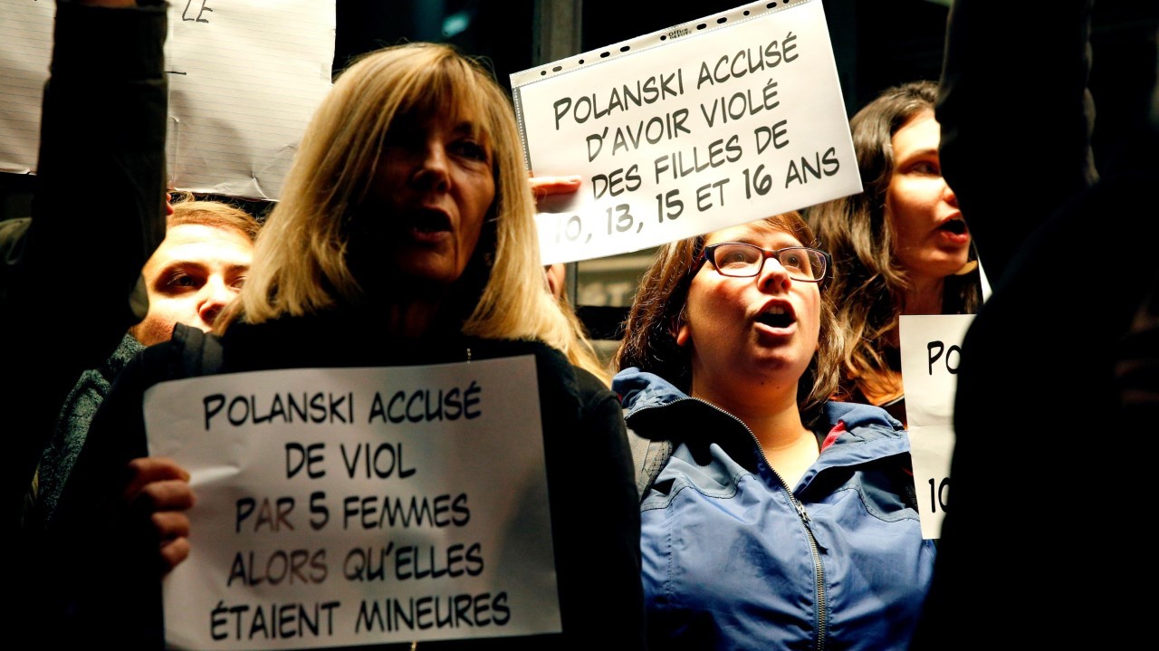 ACUSADO. Protestas contra Roman Polanski en París. Activistas feministas francesas se manifiestan contra el director franco-polaco Roman Polanski, “No hay honor para los violadores”, gritaron las activistas al paso del realizador, de 84 años, que...