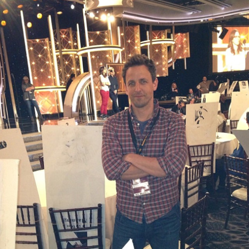 anjelia3:nbcdevotee:Seth at the Golden Globes rehearsal. (x)OMG Tina and Amy behind him !!!!!!!!
