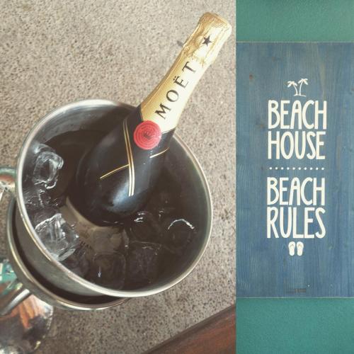 Playa de Palma 14:00 Uhr // Hasenurlaub #mallorca #playadepalma #moet #love #my #girls #beach #sun