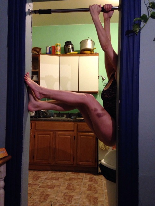 i just rediscovered that i can climb in doorways (i used to do it as a little kid albeit sans pullup