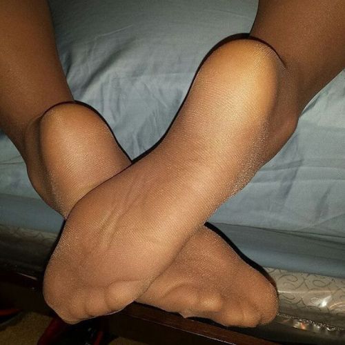 crisei60: hoselover40: Just waiting for me to tickle her feet!!! @nylonmaniac83 Sehr geil