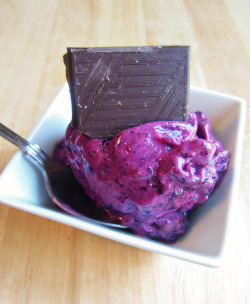 eat-pure:  blueberry “ice cream”: frozen blueberries, two small dates, and a splash of skimmed milk blended together in a food processor - with some dark chocolate on top mmmmmm 