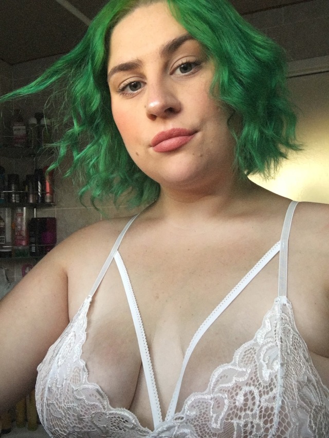 cutiebooty-tummyloving:Local green haired