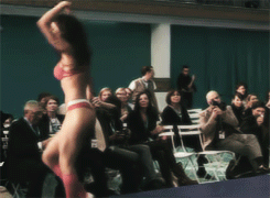  Mel Fronckowiak representa o Brasil em concurso estrangeiro, sambando. 