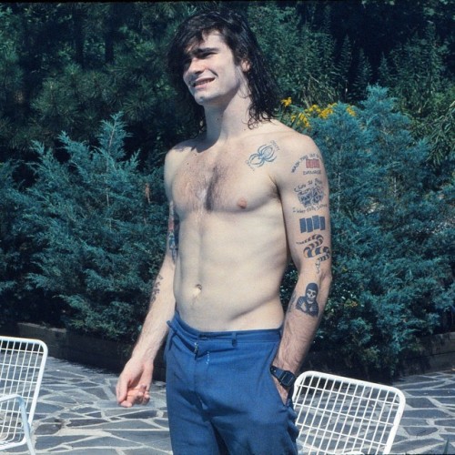 phaggot:  henry—rollins:  Henry Rollins - 1983 on set of ‘The Right Side of My Brain’  