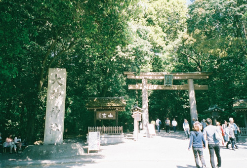 大神神社 日本最古とも言われている神社。 本殿はなく、拝殿の奥の三輪山そのものが御神体です。 三輪山は神聖な場所なので、禁足地となっています。 拝殿とその奥・禁足地の三輪山の間には結界として、珍しい三