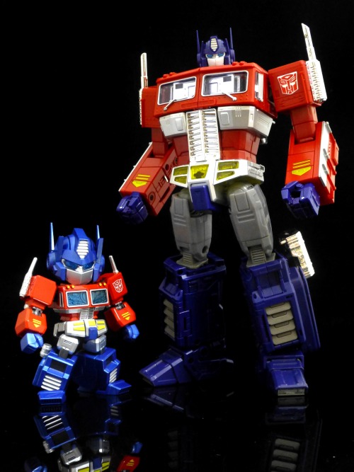 aeonmagnus:  Transformers Masterpiece MP-10 Convoy and ES Gōkin Convoy. 