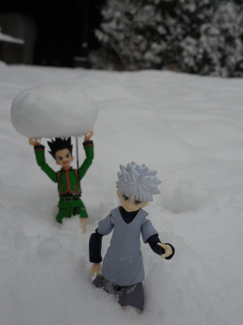 kabi-kinoko: Stuck in the snow there is nothing left to do than a snowball match. Click the pictures