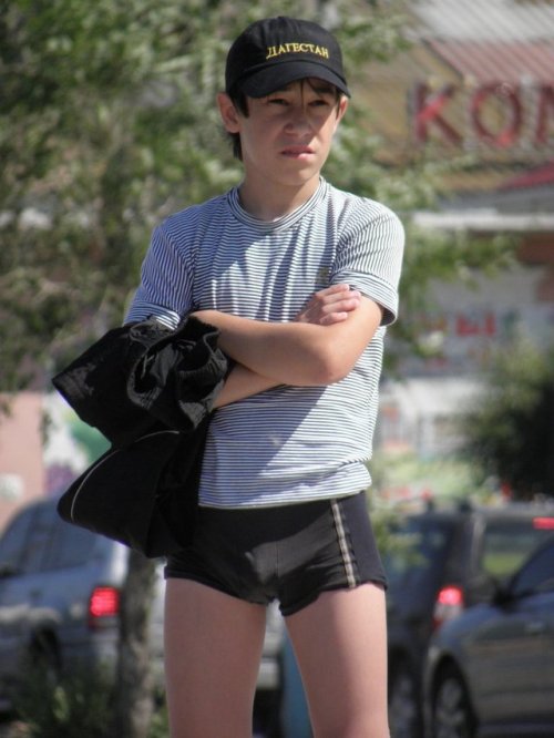 thebeautyofyouth1234:BIG one down under?  Gotta say..decent bulge..