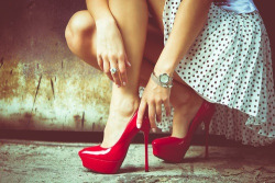 the-pleasure-of-unpleasure:  Red shoes and