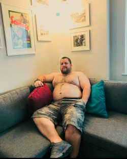 gavinqueen23:  I’ve had a little holiday. Chilling in the executive suite 👌 (you’ll see a few snaps over the next few days) #luxury #youknowyourroomsgoodwhenithasasofainit #chill #shirtlessforyouobvs #bearsofinstagram #5stars #lucky #👍 #hotelhasagym