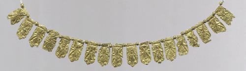Golden necklace. 1400–1200 BC.Currently in the Metropolitan Museum.Photo