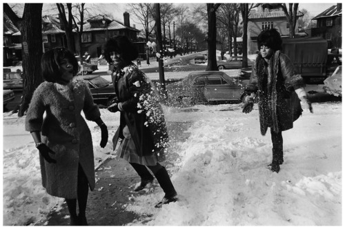 1965. The Supremes in a snowball fight. Mary WILSON, Florence BALLARD and Diana ROSS